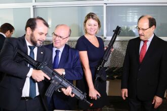 Governador Sartori oficializou entrega do armamento ao chefe de Polícia, Emerson Wendt, e à superintendente da Susepe, Ane Stock