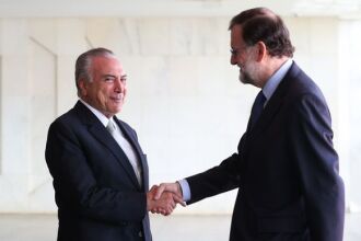 Presidente Michel Temer cumprimenta o presidente do governo espanhol, Mariano Rajoy, em solenidade no Palácio do Planalto