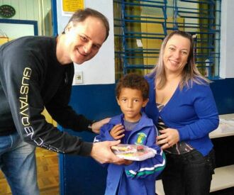 Na segunda-feira foram os alunos da Escola Lions Clube que receberam os kits