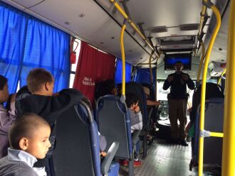 No ônibus da Polícia Rodoviária Federal, estudantes tiveram uma aula de educação para o trânsito