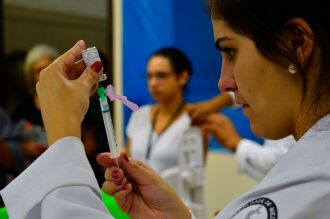 A vacina da gripe e protege das complicações, como a pneumonia viral