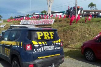 De acordo com a Polícia Rodoviária Federal (PRF), os ônibus estão sendo escoltados para garantir a segurança dos manifestantes e permitir a melhor fluidez do trânsito