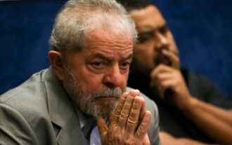 Lula é acusado de ter recebido propina da OAS por meio da reserva e da reforma de um apartamento triplex no Guaruja