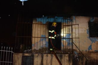 Incêndio começou por volta das 20h30 de quinta-feira (18)