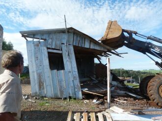 Assim que o prazo foi encerrado, máquinas passaram a demoliras as casas