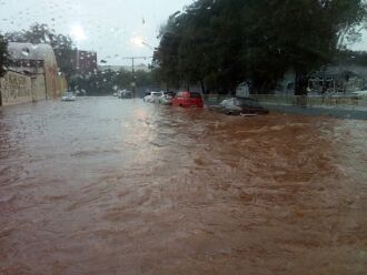 Em Passo Fundo, água alagou várias ruas