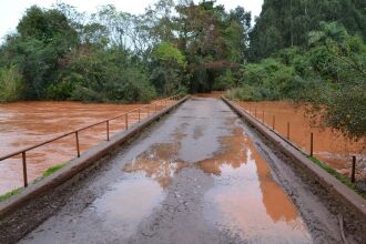 Rio Jacuí sobe e quase atinge uma das pontes no interior de Tapera