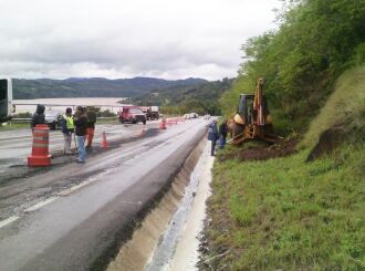 Na BR 153, uma das principais ligações do Rio Grande do Sul com Santa Catarina, o excesso de chuva causou rachaduras no asfalto