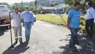 Prefeito Luciano passou em alguns dos locais que recebeu o serviço de Obras