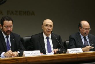 Os ministros Diogo de Oliveira, do Planejamento, e Henrique Meirelles, da Fazenda,  e o presidente do Banco do Brasil, Ilan Goldfajn, durante coletiva sobre meta de inflação