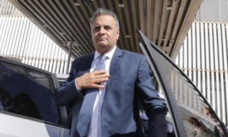 Após 46 dias afastado, Aécio Neves reassume mandato no Senado