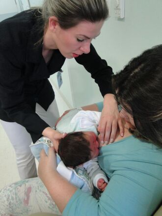 Equipe da maternidade explica e orienta as mães sobre a amamentação