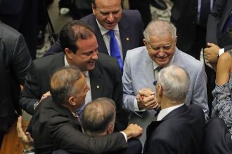 Deputados da base aliada comemoram resultado