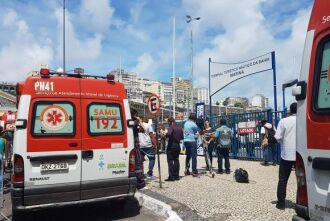 Equipes de busca tentam resgatar vítimas do naufrágio de uma lancha em Salvador