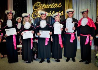 Acadêmicos destaque foram presenteados na cerimônia de formatura