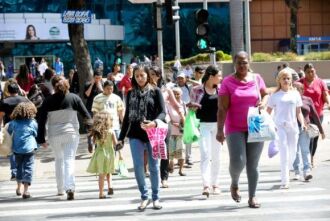 Pesquisa estima que Brasil tenha 207,7 milhões de habitantes e uma taxa de crescimento populacional de 0,77% de 2016 a 2017