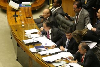 O presidente do Senado, Eunício Oliveira, presidiu sessão do Congresso Nacional