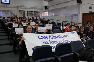 Conselho cobra promoção de professores da educação infantil que já são pós-graduados. Manifestação foi ontem, na Câmara