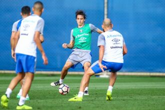 Geromel treinou com bola