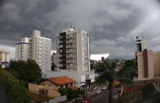 Área de instabilidade trouxe chuva em grande volume, rajadas de vento, raios e queda de granizo fraco em alguns pontos