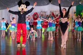 No elenco participam 160 patinadoras entre 3 e 16 anos, alunas da escola nas cidades de Passo Fundo, Carazinho e Marau.