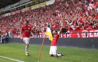 Carlos marcou o terceiro gol para o Inter faltando oito minutos para o fim do jogo