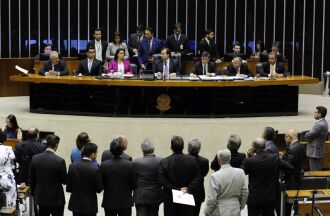 Não há previsão de encerramento da sessão de hoje