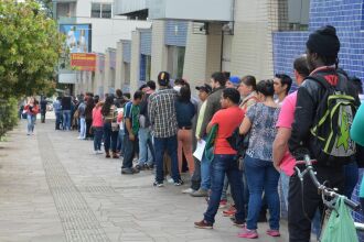 a fila começou a se formar ainda de madrugada e dobrou a esquina do Colégio Bom Conselho, chegando à Moron em alguns momentos