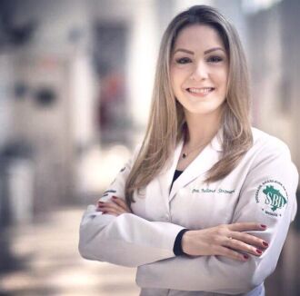 A Dra. Juliana Mazzoleni Stramari é médica dermatologista, com atuação em dermatologia, cirurgia dermatológica e dermatologia estética