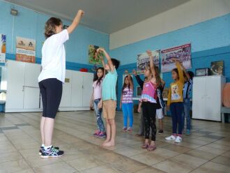 Projeto oferece oficinas de capoeira, dança, percussão, inclusão digital e reforço escolar