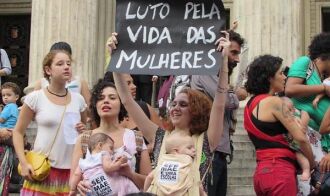 Mulheres protestam pela descriminalização do aborto