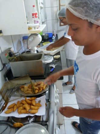 Alunas da Ong Amor aguardam encomendas para produção de doces e salgados