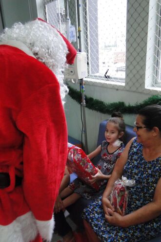 Papai Noel fez a alegria da pequena Alana