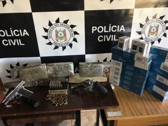 Armas, droga, cigarros e outros objetos foram apreendidos na mesma ação