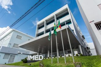 A instituição oferece 11 cursos de graduação e 33 de especialização e MBA's