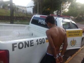 Policiais ouviram gritos de socorro e abordaram o suspeito