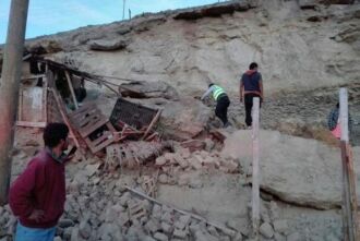 Resgate de vítima do terremoto que atingiu o Peru, em Arequipa, no Sul do país