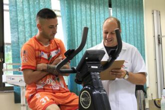 Atacante Vinicius Chimbica com o professor Cleiton Bona