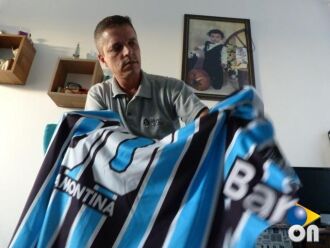 Jones, pai te Natan, mostra a camisa que o filho usava na noite em que saiu de casa para comemorar o título do Grêmio