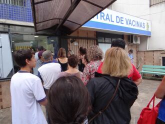 Procura pela vacina tem formado filas na Central de Vacinas em Passo Fundo nos últimos dias