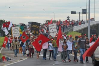 Manifestantes pró Lula já se concentram em Porto Alegre, cidade onde o ex-presidente será julgado amanhã