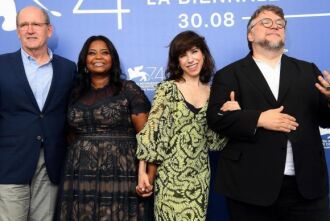 O diretor mexicano Guillermo del Toro (à direita) junto a los actores Richard Jenkis, Octavia Spencer y Sally Hawkins durante a apresentação do filme A Forma da Água, no festival de Veneza, na Itália, em agosto de 2017