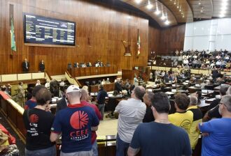 Sessão destinada a votar o projeto durou mais de 10h e encerrou na madrugada desta quinta-feira