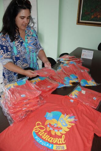 Camisetas do Bloco Foliões do Bem estão sendo trocadas por alimentos não perecíveis