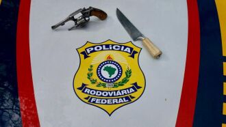 Junto ao jovem foi encontrado uma faca e um revólver calibre 22