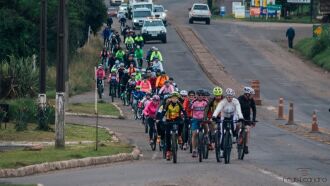 Ciclistas do grupo Pedala Guria em passeio, em abril de 2016