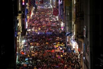 Centenas de pessoas marcham em Istambul, na Turquia