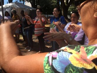 Antes da roda de conversa, mulheres se deram as mãos em ato de apresentação