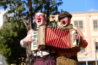 Grupo Ritornelo de Teatro apresenta o espetáculo ?EURoeFaixa de Graça?EUR? em instituições sociais da cidade para promover a descentralização e acesso à cultura