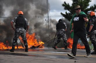 Protestos bloquearam rodovia com tratores e pneus incendiados